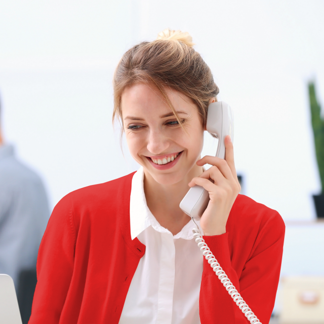 vrouw aan de telefoon